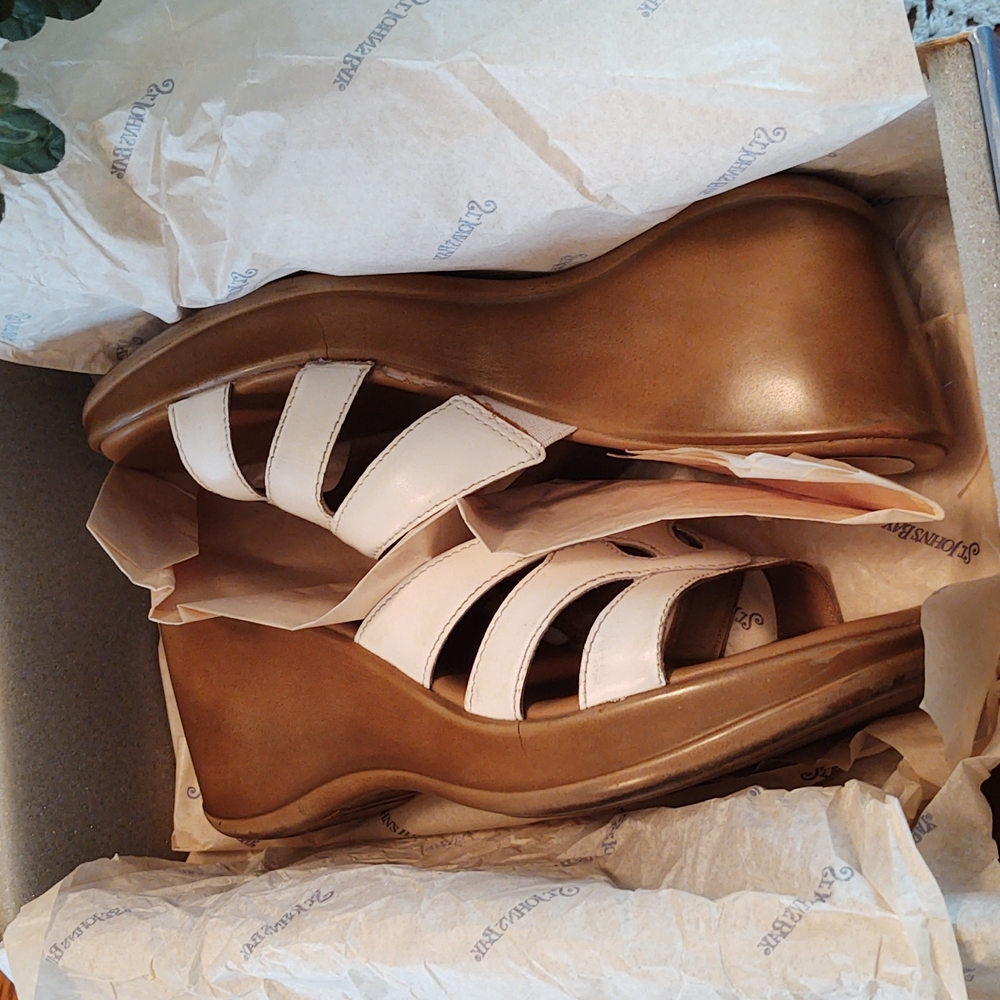 St. John's Bay Wedge Leather Sandals White 6 1/2M - Picture 12 of 14